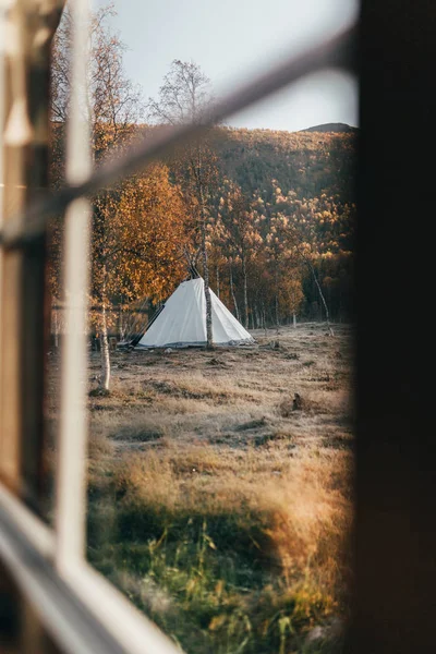 Вид Окна Палатки Установленной Осеннем Саду — стоковое фото