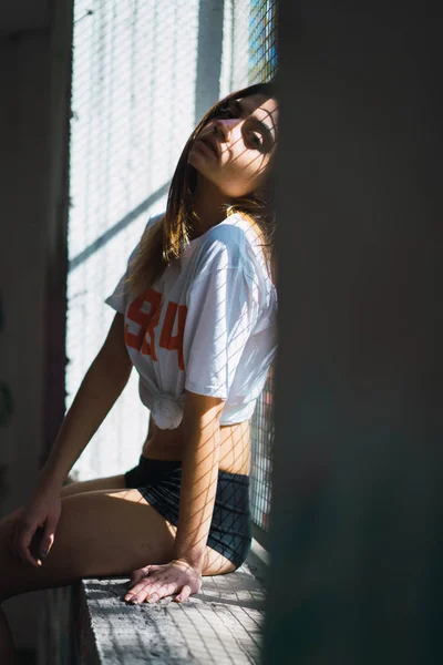 Retrato Menina Sensual Vestindo Shirt Posando Soleira Janela Com Grade — Fotografia de Stock