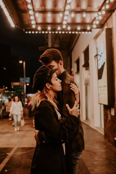 Sidovy Par Sensuellt Embracing Kvällen Street — Stockfoto