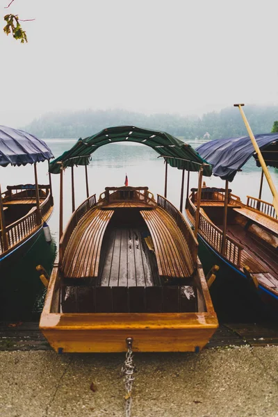 Bateaux Amarrés Vides Avec Verrière Tissu Sur Rive Lac — Photo