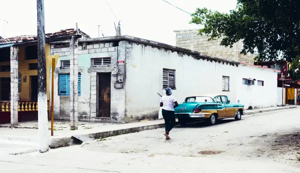 Cuba August 2016 Rückansicht Einer Frau Die Einer Armen Stadtstraße — Stockfoto