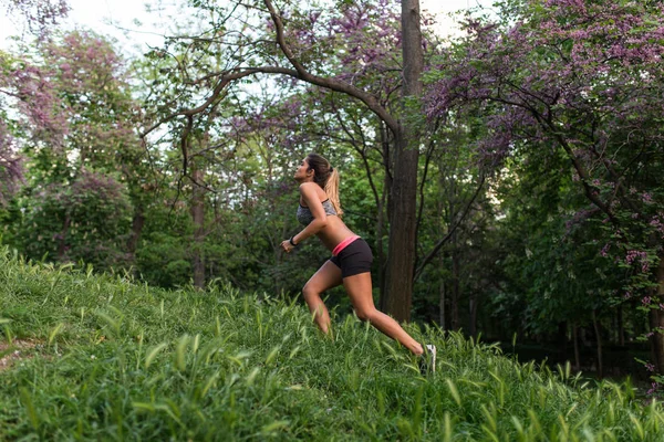 Side View Sporty Girl Running Hill Park — Stock Photo, Image