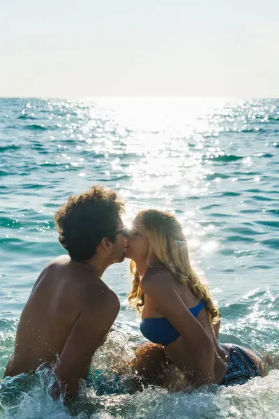 Casal Amoroso Beijando Ondas Azuis Oceano Luz Traseira Brilhante — Fotografia de Stock