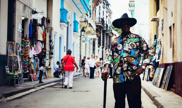 Kuba Sierpnia 2016 Portret Człowieka Sobie Modną Koszulę Kapelusz Pozowanie — Zdjęcie stockowe