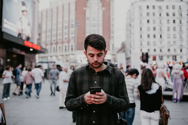 Чоловік Переглядає Смартфон Міській Вулиці — стокове фото
