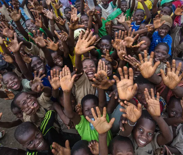 Benin África Agosto 2017 Bajo Ángulo Sonrientes Niños Negros Saludando — Foto de Stock