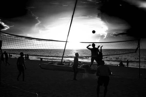 Cuba Agosto 2016 Persone Che Giocano Pallavolo Sulla Spiaggia — Foto Stock