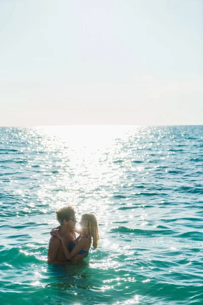 Side View Embracing Couple Posing Ocean Water Sun Light Line — Stock Photo, Image