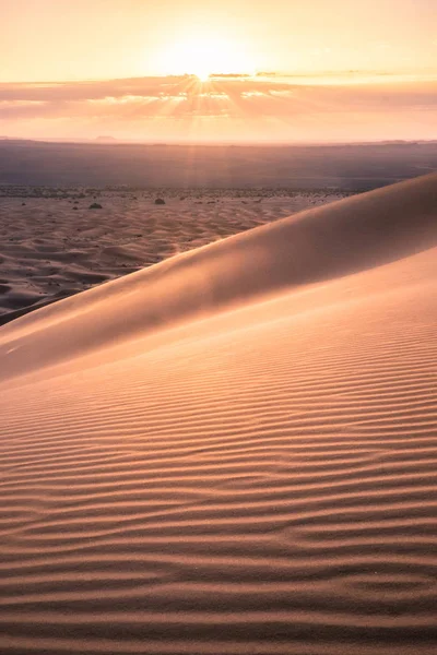 Vista Panorâmica Colinas Onduladas Arenosas Deserto Luzes Pôr Sol — Fotografia de Stock