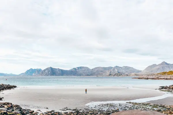 Vue Arrière Lointaine Homme Debout Sur Rivage Océan — Photo