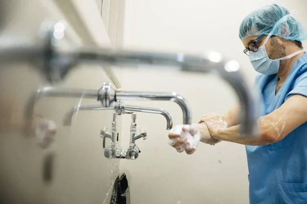 Zijaanzicht Van Doordachte Chirurg Wassen Van Handen Vóór Bewerking — Stockfoto