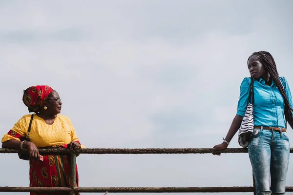 Goree Senegal Dezember 2017 Afrikanerin Traditioneller Kleidung Schaut Junge Frau — Stockfoto