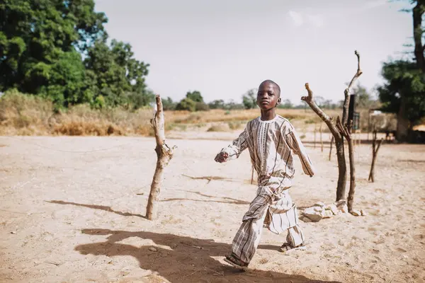 農村地域における砂の上を歩くと 自信を持ってカメラを見てゴール セネガル 2017 — ストック写真