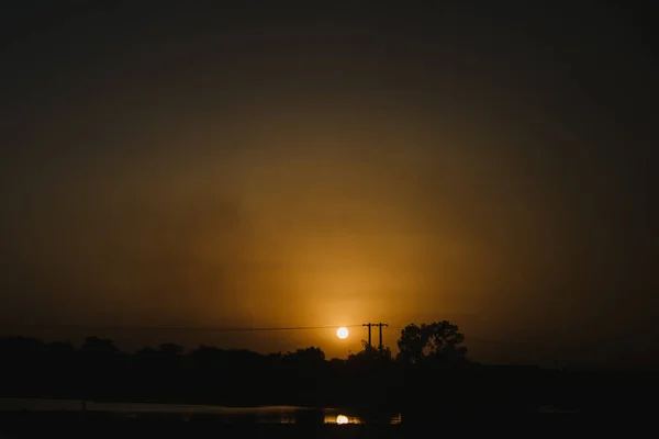 Cirkel Van Zon Donkere Zwarte Silhouetten Van Bomen — Stockfoto