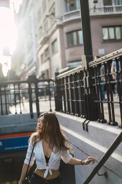 Brunette Vrouw Boven Lopen Van Metro Straatbeeld — Stockfoto