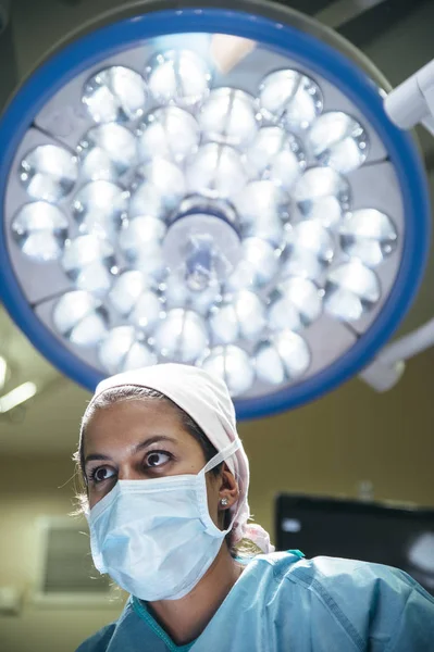 Hoge Hoek Portret Van Vrouwelijke Chirurg Masker Achtergrond Van Chirurgie — Stockfoto