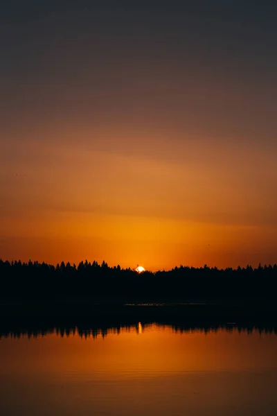 Sole Lucente Che Scende Illumina Acqua Calma Lago Oro — Foto Stock