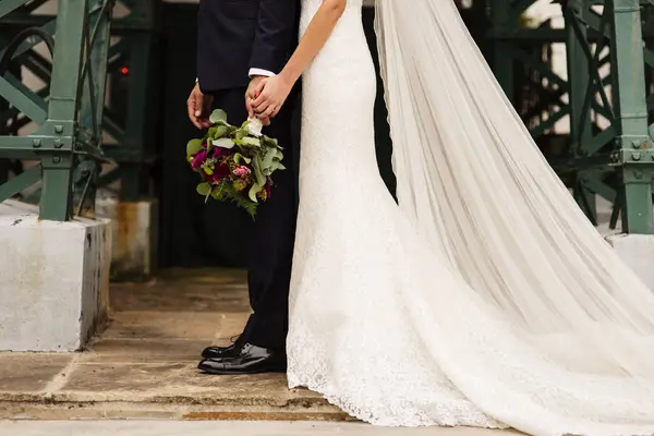 Crop Vista Laterale Dello Sposo Con Elegante Sposa Posa Insieme — Foto Stock