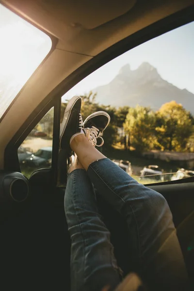 Crop Female Putting Her Legs Out Opened Car Window Countryside — Stock Photo, Image