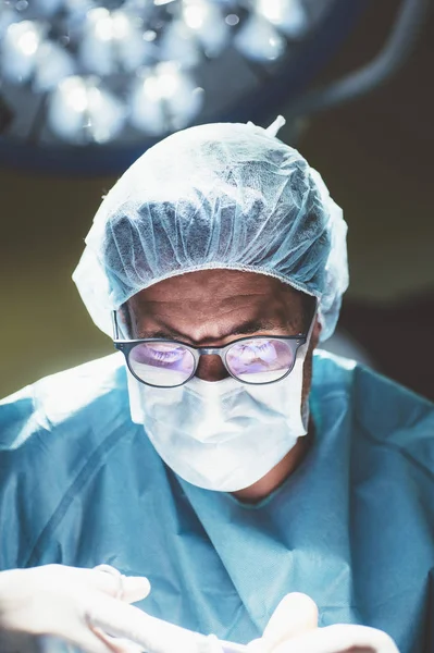 Portrait Chirurgien Concentré Dans Traitement Opération Chirurgicale — Photo