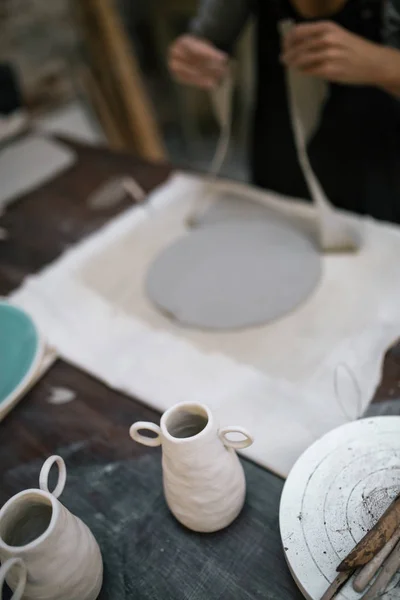 Ansicht Des Handwerklichen Arbeitsprozesses Auf Dem Tisch Töpferatelier — Stockfoto