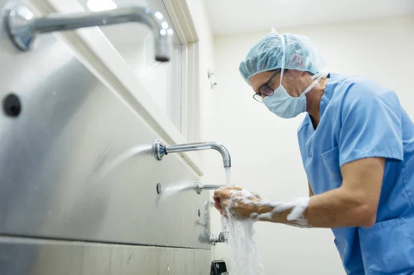 Side View Surgeon Uniform Washing Hands Operation — Stock Photo, Image