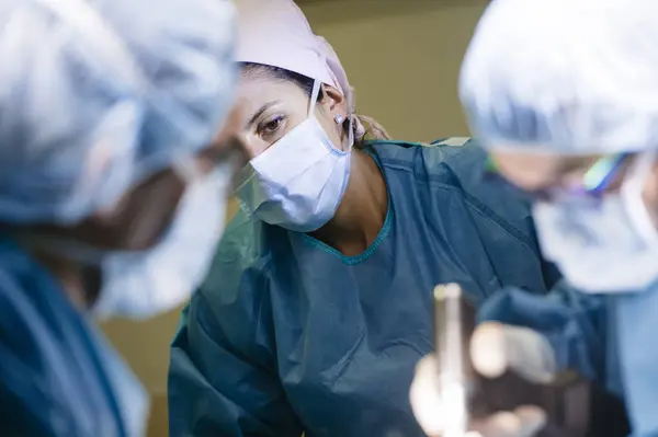 Ritratto Donna Maschera Che Guarda Medici Che Forniscono Operazione Ospedale — Foto Stock