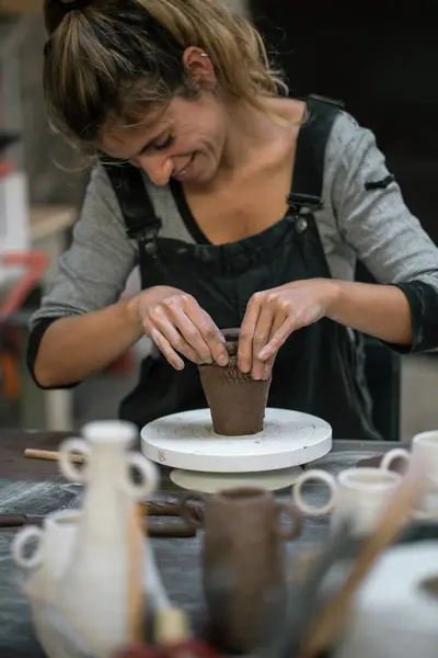 Donna Sorridente Che Modella Pentola Vaso — Foto Stock