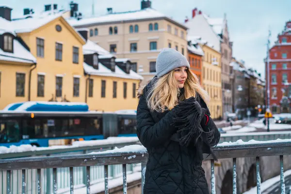 Side View Blonde Woman Warming Hands Bridge Winter City — Stock Photo, Image