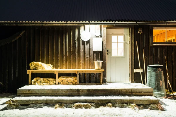 Homlokzat Kis Fából Készült Épület Téli Éjszakán — Stock Fotó