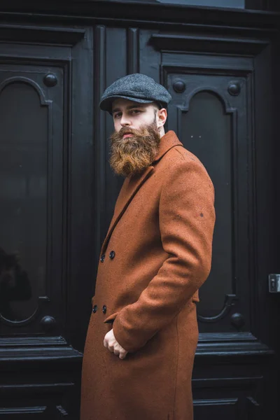 Портрет Стильного Бородатого Чоловіка Позує Над Чорними Дверима — стокове фото