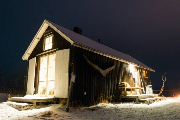 Widok Zewnętrzny Oświetlony Drewnianym Budynku Zima Las — Zdjęcie stockowe