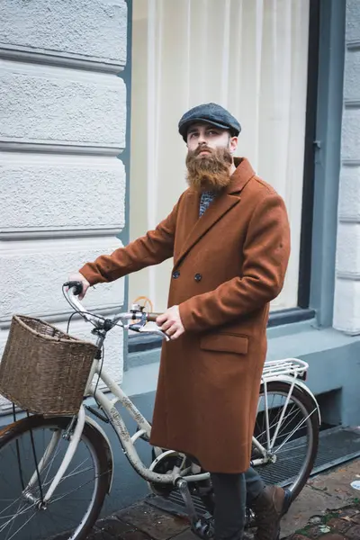 Вид Збоку Бородатого Чоловіка Вінтажним Велосипедом Йде Вулиці — стокове фото