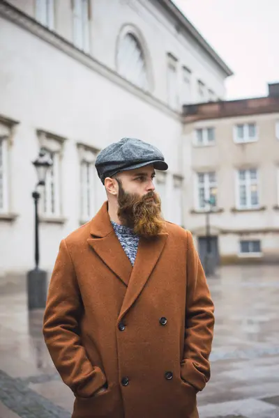 Retrato Homem Barbudo Vestindo Casaco Boné Andando Cidade Olhando Para — Fotografia de Stock