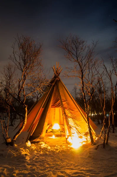 Zelt Mit Lagerfeuer Drinnen Bei Zugefrorenem Wald Der Nachts Mit — Stockfoto