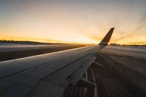 Вид Крыло Самолета Аэропорту Закатных Огнях — стоковое фото