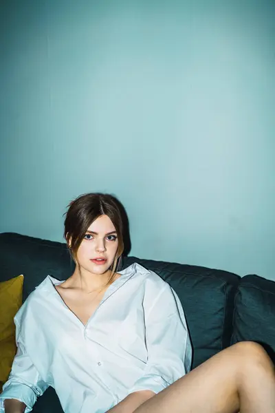 Aantrekkelijke Vrouw Die Zich Voordeed Sofa Camera Kijken — Stockfoto