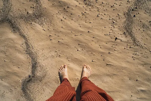 Při Pohledu Dolů Pohled Naboso Cestovatel Stojící Suché Horkém Písku — Stock fotografie