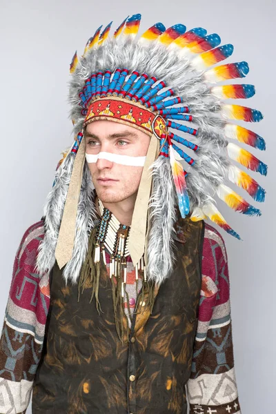 Young Man Line Face Posing Traditional Native American Costume — Stock Photo, Image