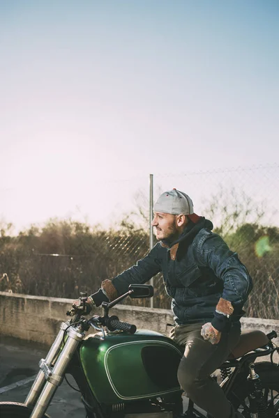 Вид Сбоку Человека Сидящего Мотоцикле Закате — стоковое фото