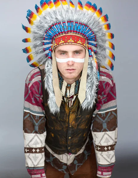 Portrett Ung Mann Indianerdrakt – stockfoto