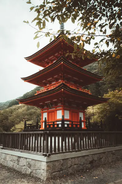 Yeşil Orman Geleneksel Asya Kırmızı Pagoda Kulede — Stok fotoğraf