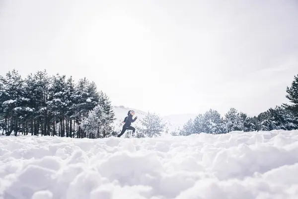 Vista Lateral Mujer Deportiva Corriendo Campo Cubierto Nieve —  Fotos de Stock