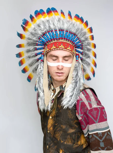 Portret Van Man Met Lijn Gezicht Poseren Native American Kostuum — Stockfoto