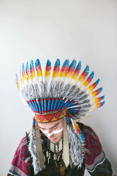 Jovem Com Traje Tradicional Nativo Americano Olhando Para Baixo Fundo — Fotografia de Stock