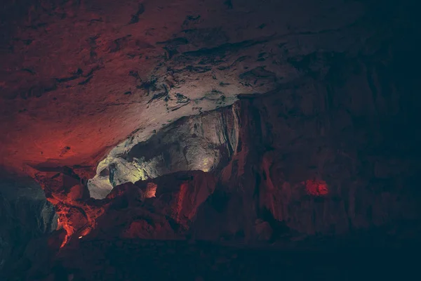 Détail Des Chemins Éclairés Des Murs Dans Grotte — Photo