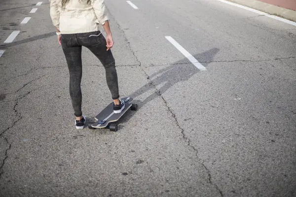Mädchen Fährt Longboard Auf Städtischem Asphalt — Stockfoto