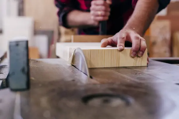 Mãos Carpinteiro Cortadas Corte Pedaço Madeira Oficina — Fotografia de Stock