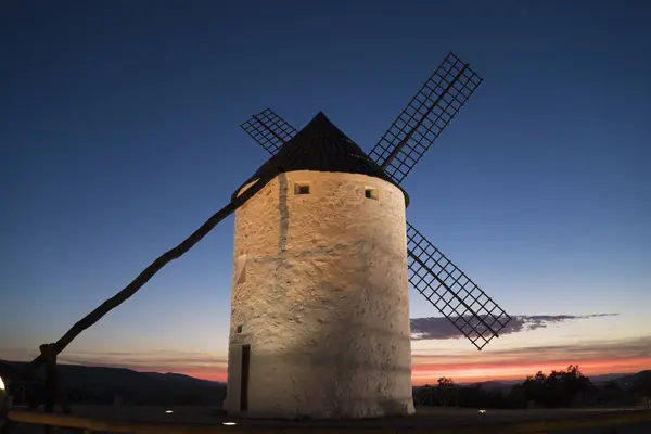 夕暮れ時に自然で白い着色された歴史的な風車の外観 — ストック写真