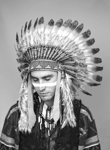 Jeune Homme Avec Ligne Sur Visage Posant Costume Traditionnel Amérindien — Photo